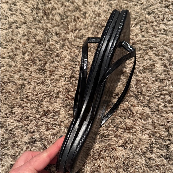 TKEES Black Croc-Pattern Flip Flops NWOT - Picture 5 of 6